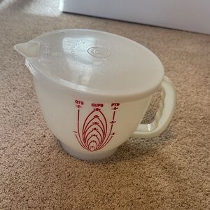 Tupperware MEASURING CUP Large HANDLE SPOUT Cups Pints Quarts RED with lid